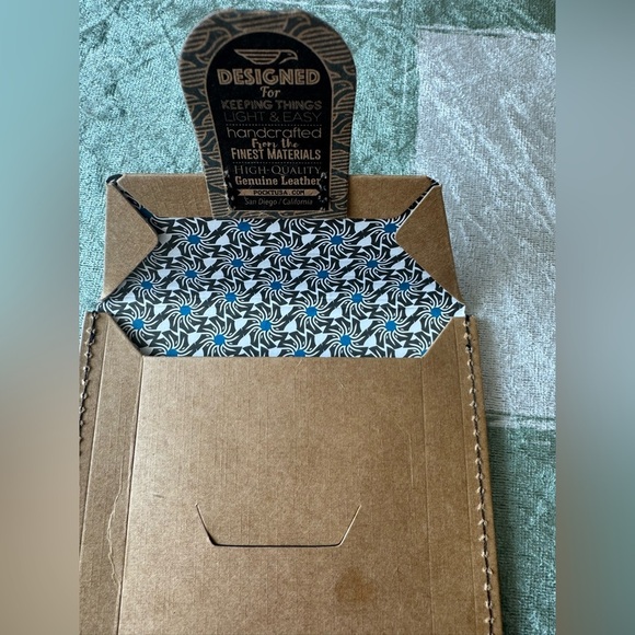 New POCKT Surf Inspired Striped Card Holder - Picture 5 of 6